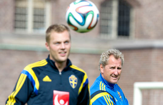 Sveriges förbundskapten Erik Hamrén och Sebastian Larsson