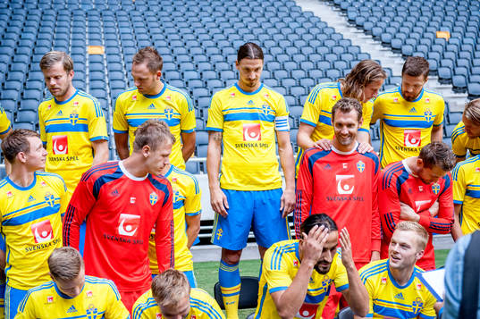 Sveriges Zlatan Ibrahimovic och målvakt Andreas Isaksson m