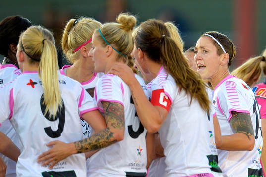 Rosengårds Therese Sjögran firar hon gjort 1-1 på straff