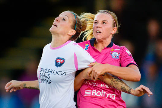 Linköpings Jessica Samuelsson tacklar Rosengårds Anja