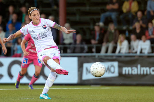 Rosengårds Therese Sjögran gör 1-1 på straff