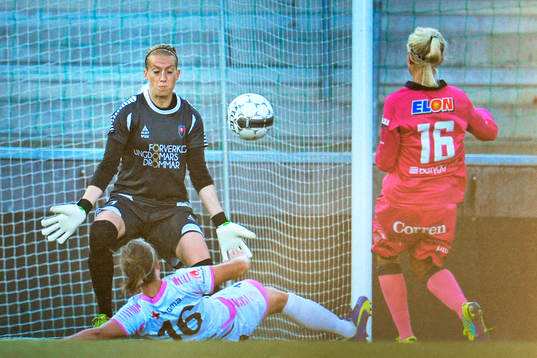 Linköpings Pernille Harder är nära att göra 2-0 bakom