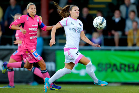 Rosengårds Ramona Bachmann jagas av Linköpings Charlotte