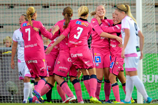 Linköpings Fridolina Rolfö vänd mot kameran jublar