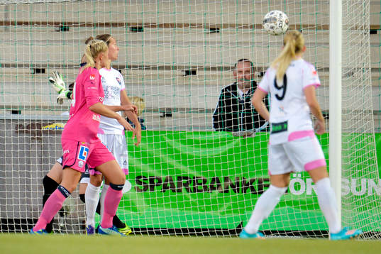 Linköpings Fridolina Rolfö (tv) nickar in 1-2