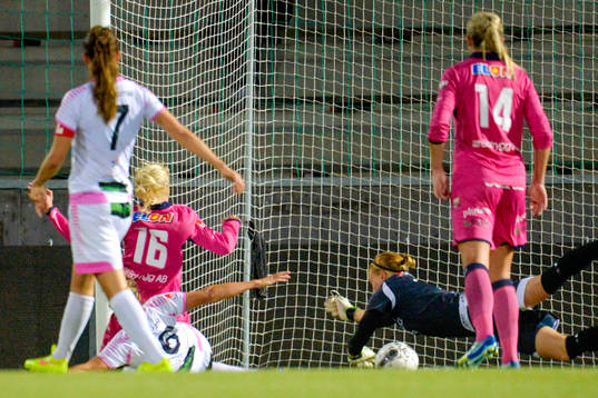 Linköpings Pernille Harder gör 2-3 bakom Rosengårds