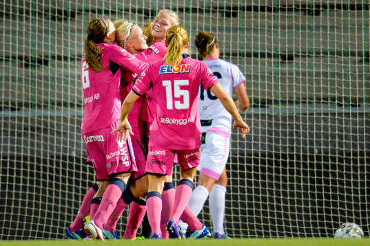 Linköpings Pernille Harder (vänd mot kameran) jublar med