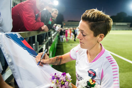 Rosengårds Therese Sjögran skriver autografer