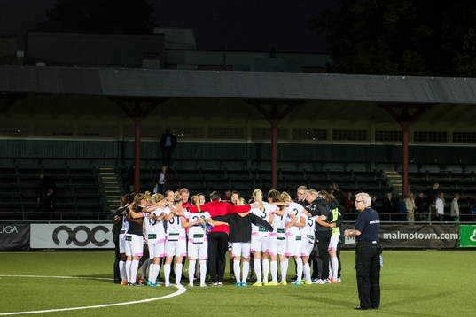 Rosengårds spelare och ledare samlas i en ring