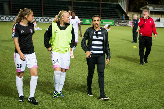 Rosengårds Marta Viera Da Silva (tv) pratar med Sarah