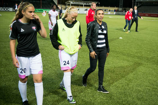 Rosengårds Marta Viera Da Silva (tv) pratar med Sarah