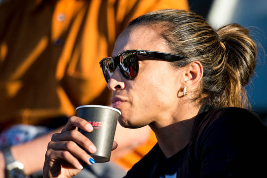 Rosengårds Marta Viera Da Silva dricker kaffe på läktaren