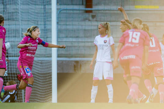 Linköpings Charlotte Rohlin (tv) jublar
