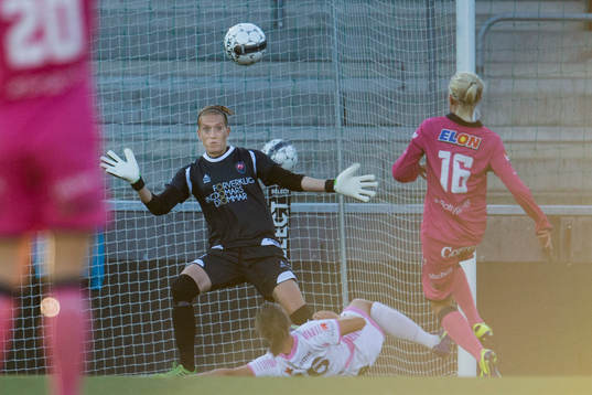 Linköpings Pernille Harder skjuter mot Rosengårds