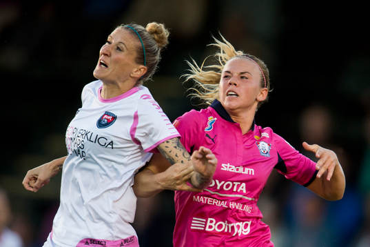Linköpings Jessica Samuelsson tacklar Rosengårds Anja