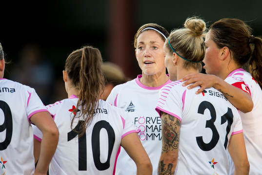 Rosengårds Therese Sjögran när laget firar ett mål