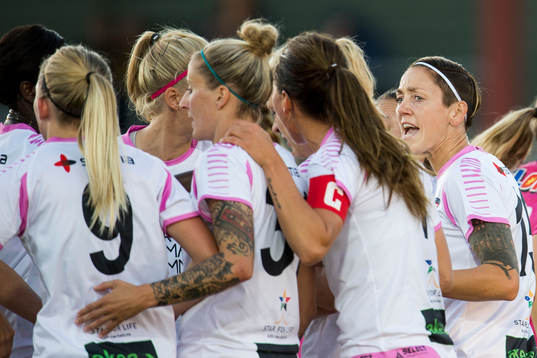 Rosengårds Therese Sjögran (th) när laget firar ett mål