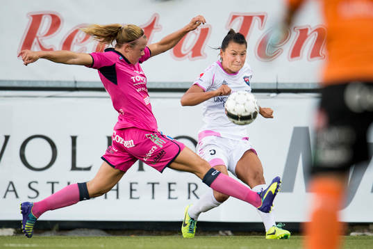 Rosengårds Alexandra Riley spelar in bollen förbi