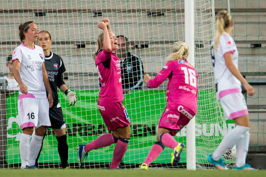 Linköpings Fridolina Rolfö jublar mot Pernille Harder och