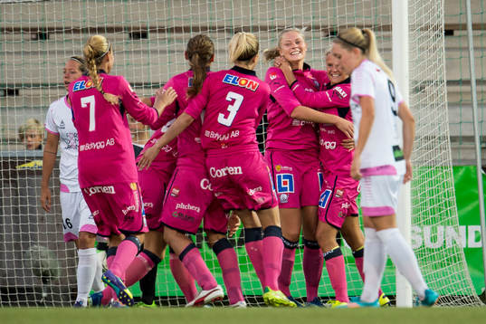 Linköpings Fridolina Rolfö (m) jublar med laget
