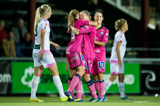 Linköpings Kristine Minde kramar om Jessica Samuelsson,