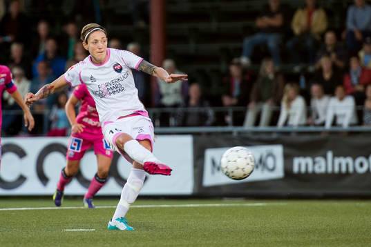 Rosengårds Therese Sjögran skjuter in 1-1 på straff