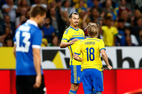 Sveriges Zlatan Ibrahimovic jublar med Emil Forsberg