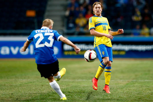 Sveriges Emil Forsberg täcker Estlands Taijo Teniste