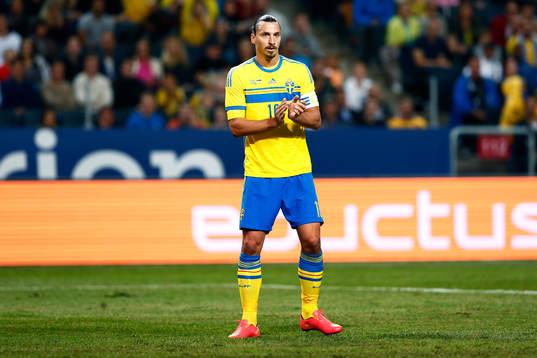 Sveriges Zlatan Ibrahimovic applåderar