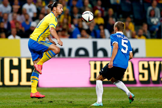 Sveriges Zlatan Ibrahimovic tar ner bollen framför