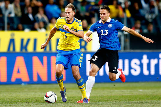 Sveriges Andreas Granqvist jagas av Estlands Martin Vunk