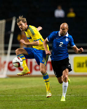 Sveriges Andreas Granqvist i kamp om bollen med Estlands
