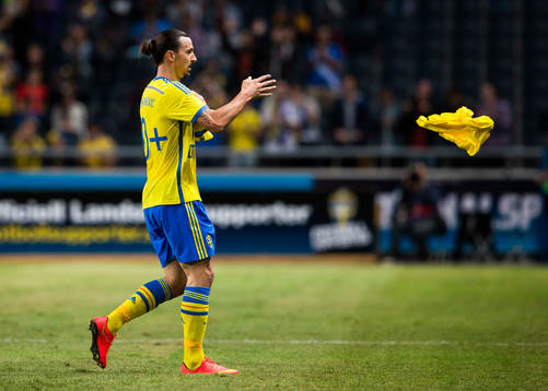 Sveriges Zlatan Ibrahimovic slänger sin matchtröja