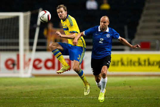 Sveriges Andreas Granqvist i kamp om bollen med Estlands