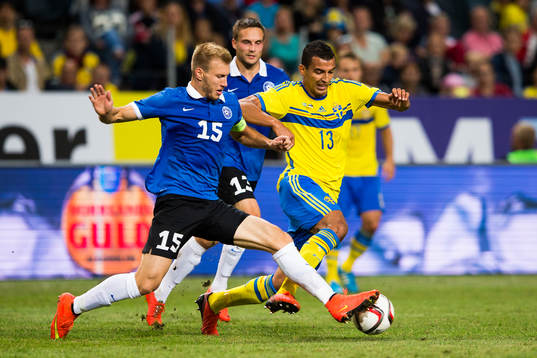 Estlands Ragnar Klavan i en närkamp med Sveriges Nabil