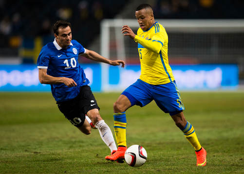 Estlands Sergei Zenjov i kamp om bollen med Sveriges Martin