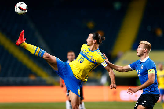 Sveriges Zlatan Ibrahimovic tar emot bollen framför