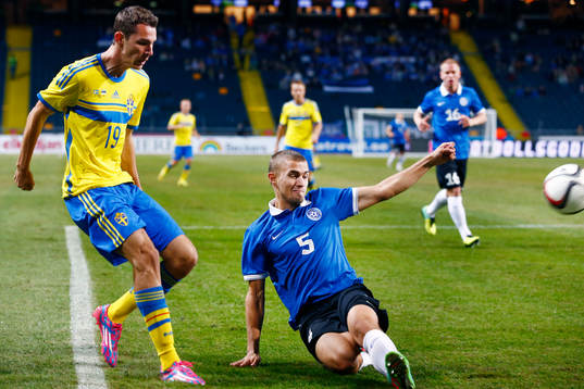 Sveriges Branimir Hrgota med ett inlägg förbi Estlands