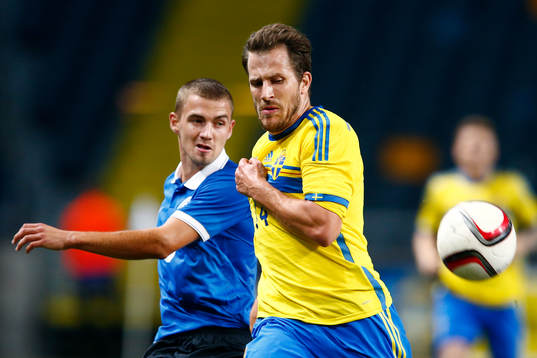 Sveriges Tobias Hysén jagas av Estlands Ken Kallaste