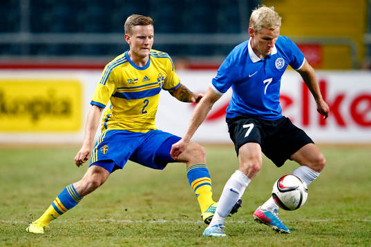 Sveriges Mattias Johansson bevakar Estlands Ats Purje