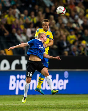 Estlands Ilja Antonov i en nickduell med Sveriges Pierre