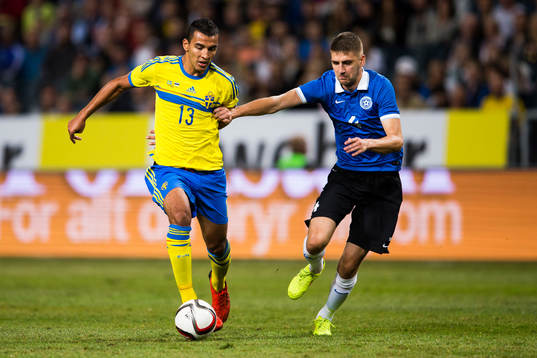 Sveriges Nabil Bahoui i kamp om bollen med Estlands Igor