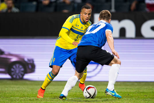 Sveriges Martin Olsson med en tunnel på Estlands Enar