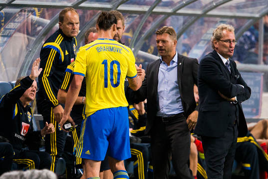 Sveriges Zlatan Ibrahimovic blir utbytt och skakar hand med