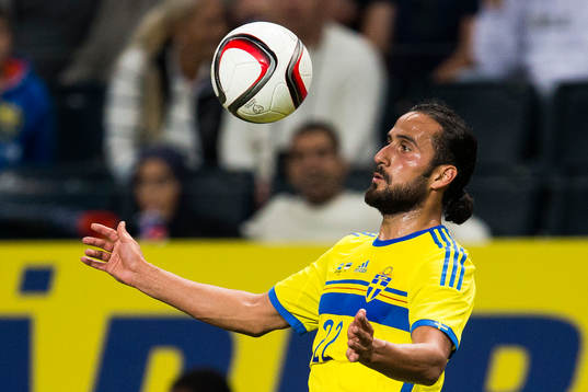 Sveriges Erkan Zengin tar ner bollen