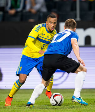 Sveriges Martin Olsson med en tunnel på Estlands Enar