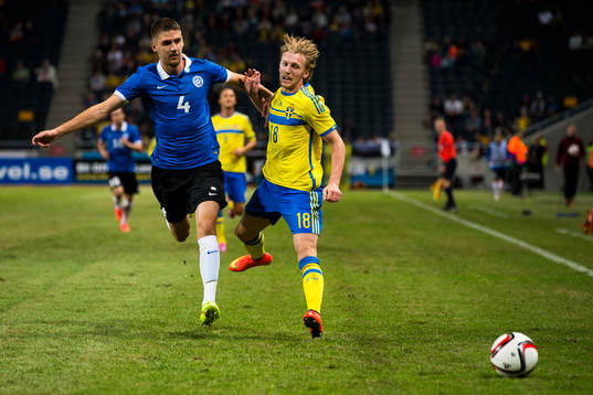 Estlands Igor Morozov och Sveriges Emil Forsberg i kamp om