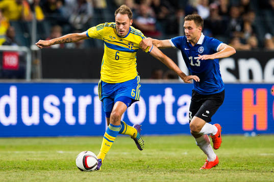 Sveriges Andreas Granqvist jagas av Estlands Martin Vunk