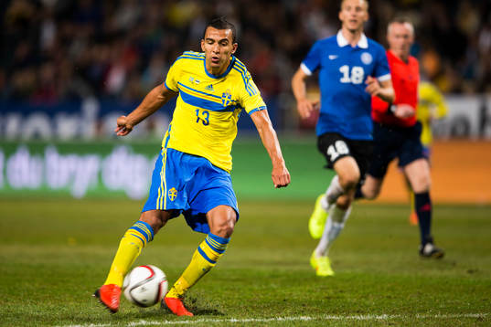 Sveriges Nabil Bahoui med ett skott