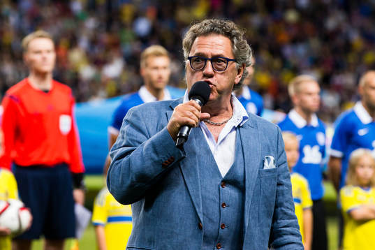 Tommy Körberg sjunger